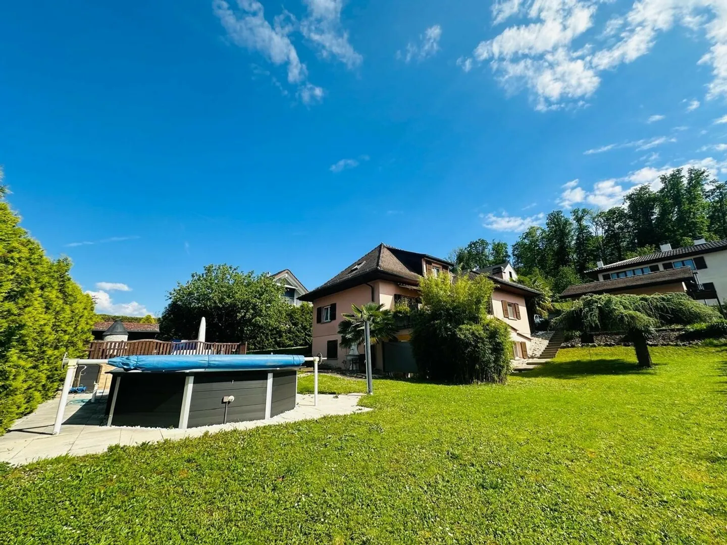 Belle propriété individuelle située dans un quartier résidentiel - Photo 2 sur 12