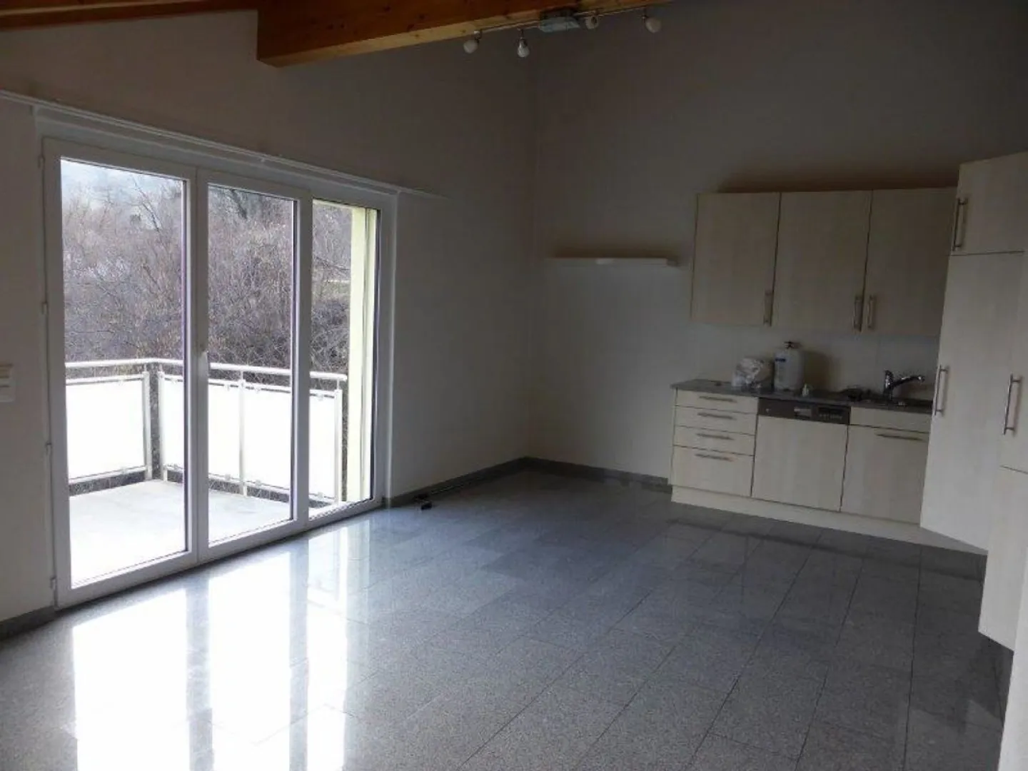 Bellissimo appartamento mansardato di 5,5 stanze in affitto al margine del villaggio - Foto 3 di 12