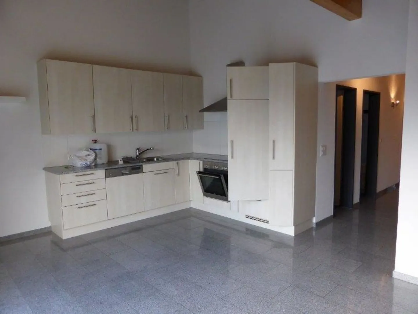 Bellissimo appartamento mansardato di 5,5 stanze in affitto al margine del villaggio - Foto 1 di 12