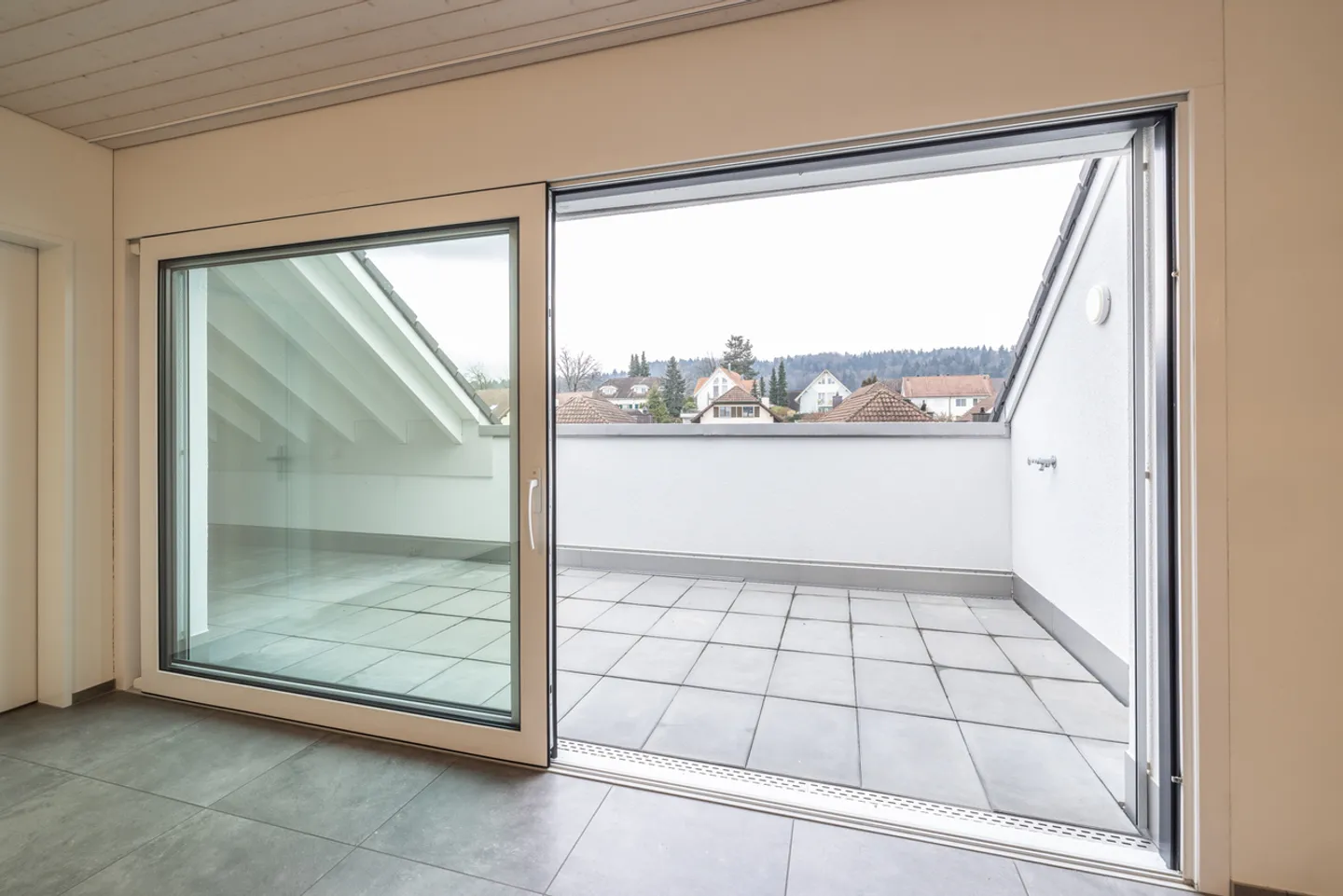 4.5 camera al piano attico condominio in una posizione tranquilla - Foto 4 di 12