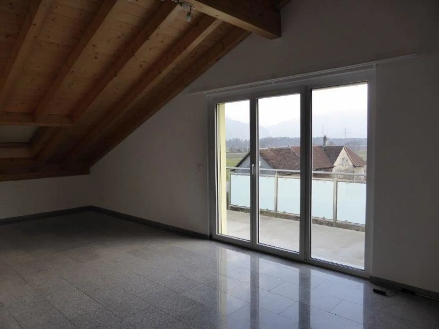 Bellissimo appartamento mansardato di 5,5 stanze in affitto al margine del villaggio - Foto 4 di 12