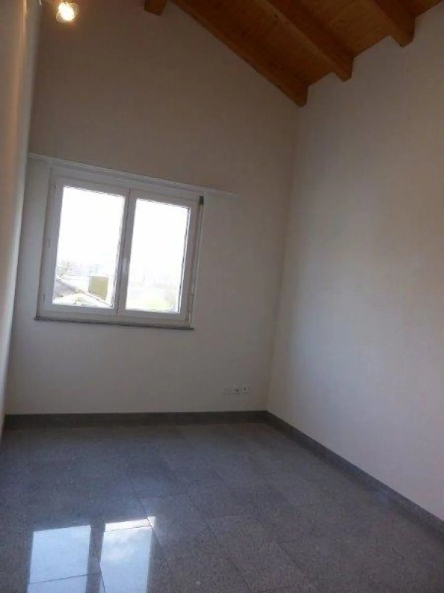 Bellissimo appartamento mansardato di 5,5 stanze in affitto al margine del villaggio - Foto 9 di 12