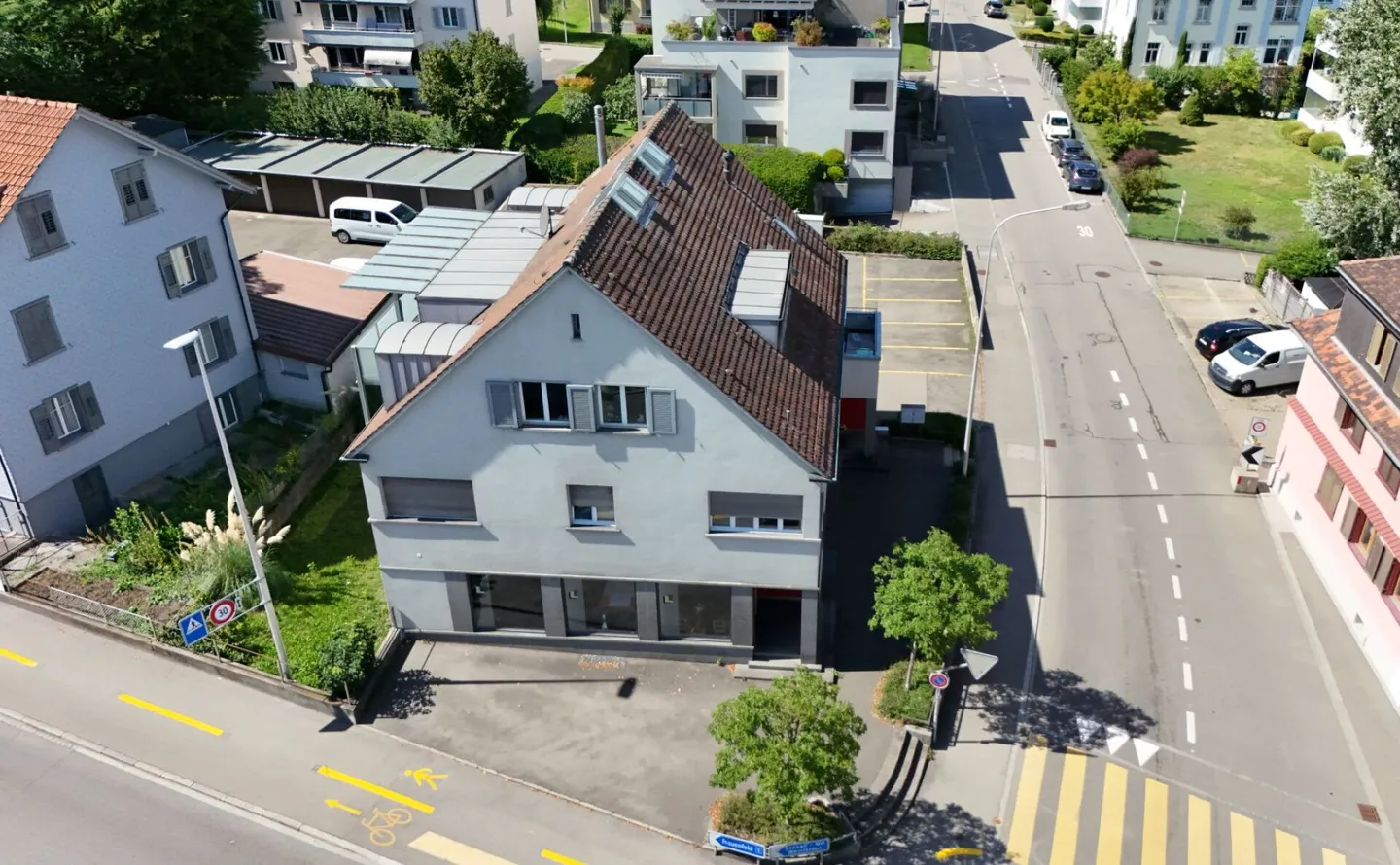Attractive multi-family house with land reserve - Yield & development potential - Photo 5 of 8