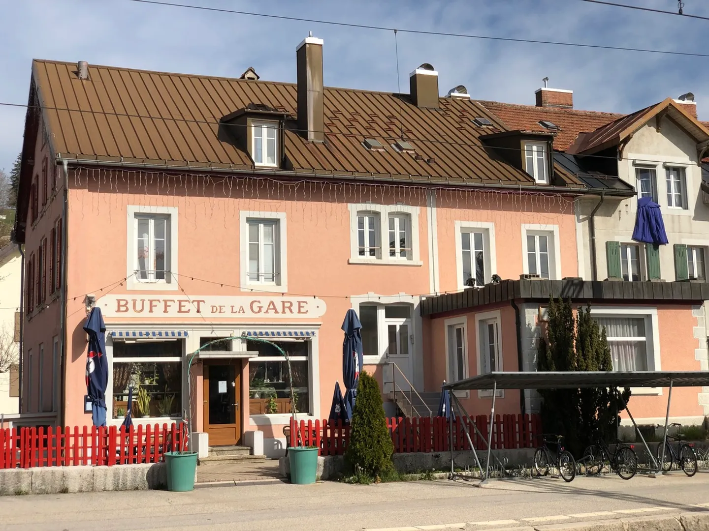 Mischgebäude mit Restaurant - Foto 1 von 13