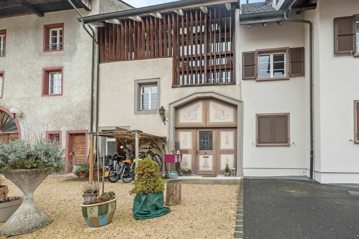 Affascinante metà di un vecchio edificio nel pittoresco centro del villaggio di Lausen - ideale... - Foto 13 di 16