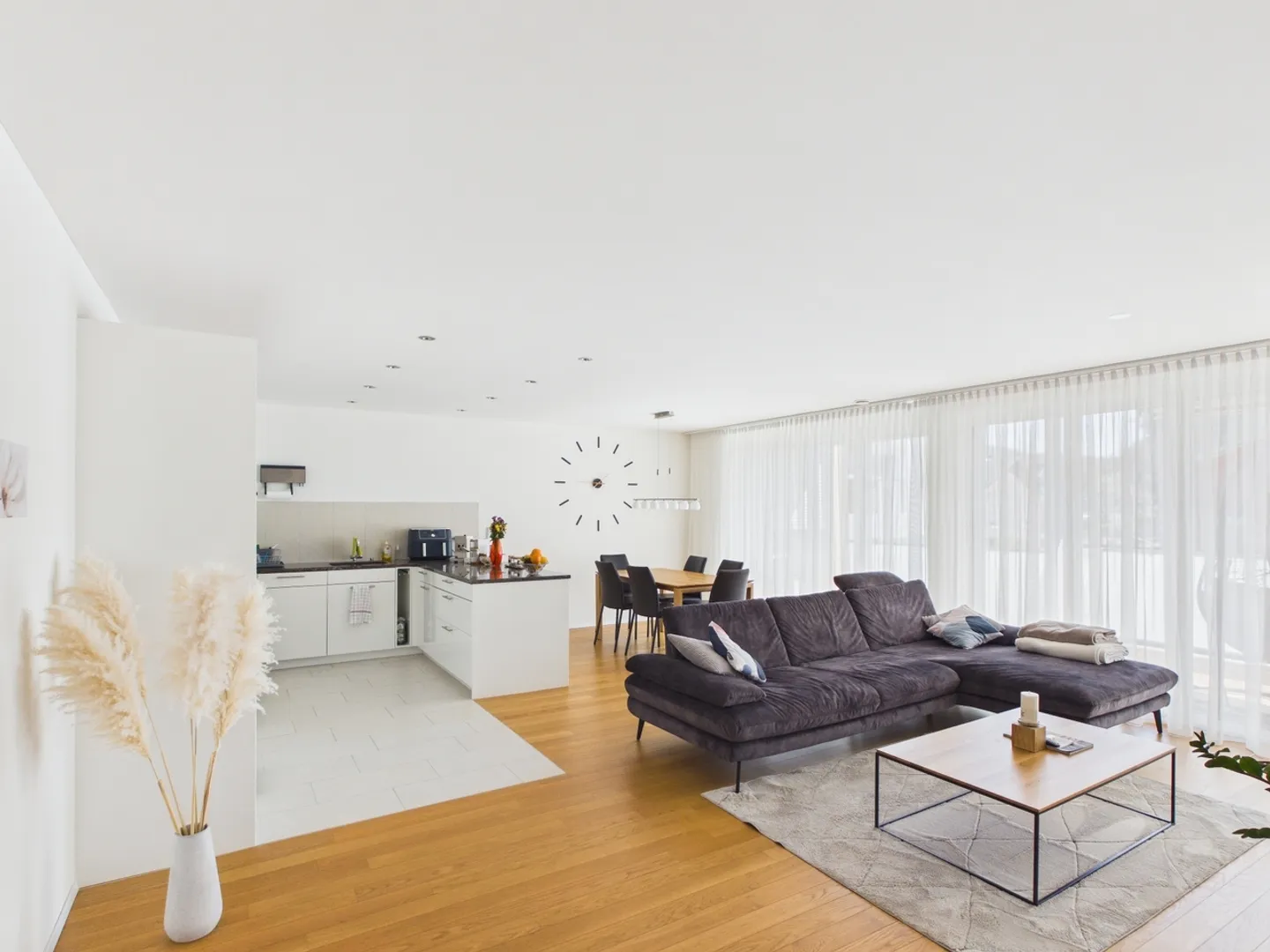 Appartamento moderno con balcone soleggiato - Foto 2 di 13