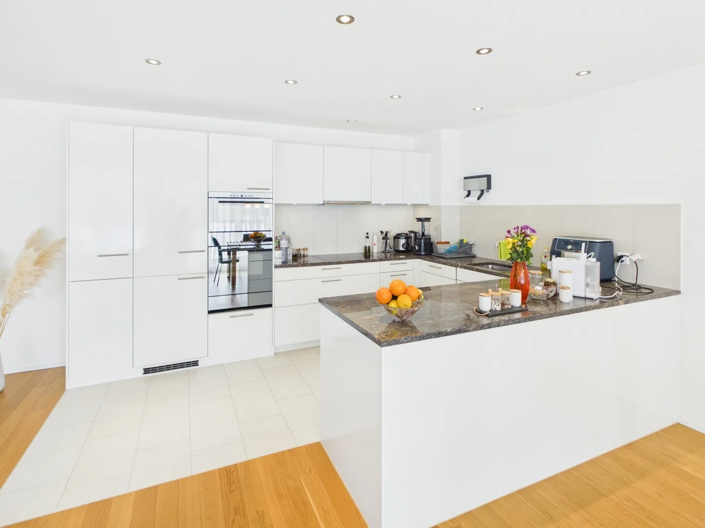 Appartamento moderno con balcone soleggiato - Foto 3 di 13