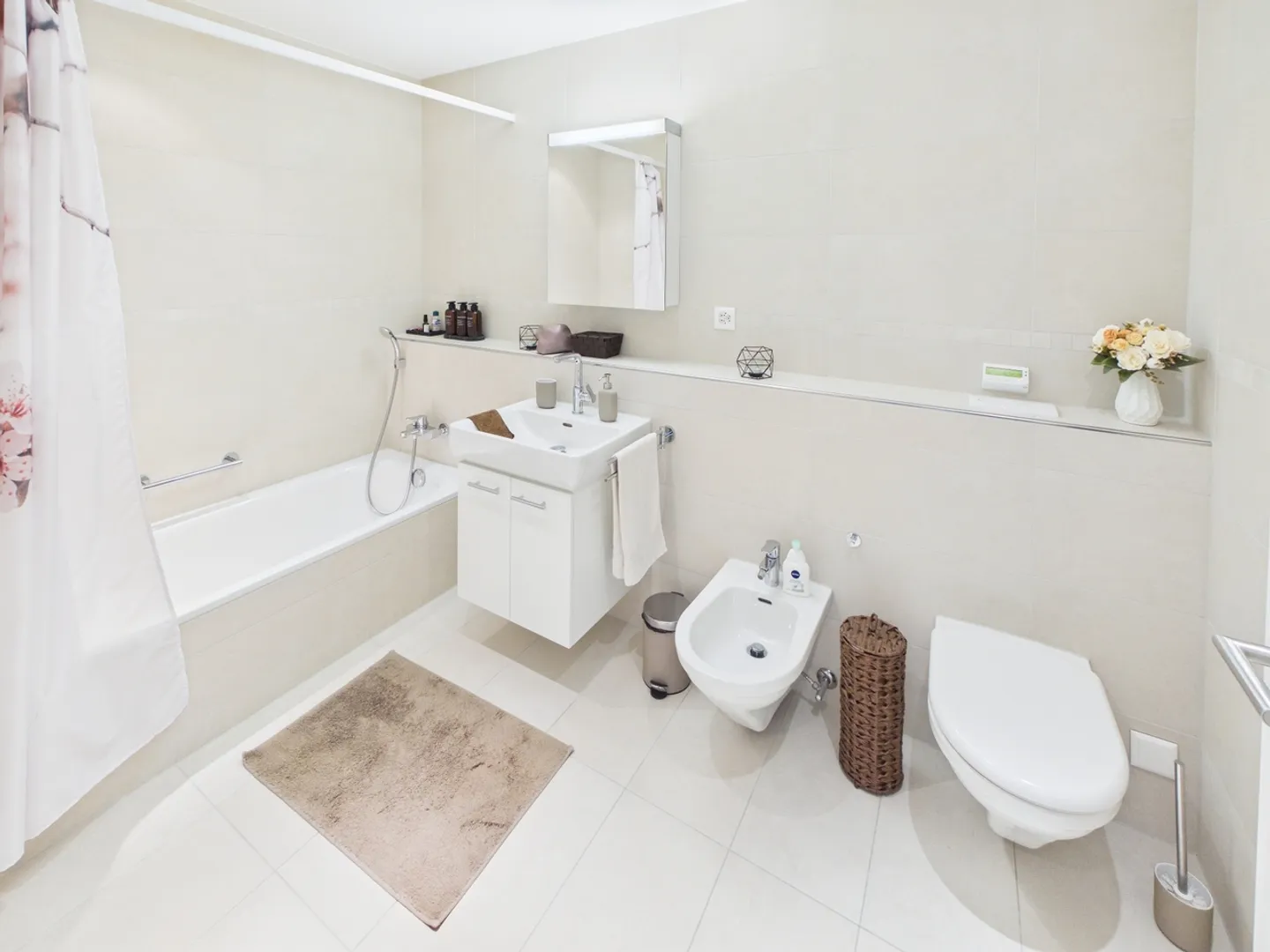 Appartamento moderno con balcone soleggiato - Foto 4 di 13