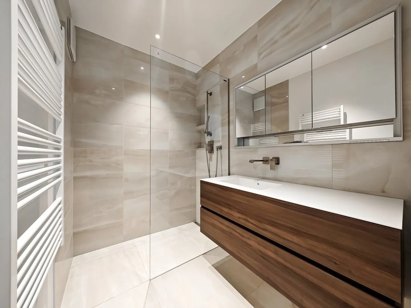 Wunderschöne möblierte Penthousewohnung mit atemberaubendem Seeblick - Foto 9 von 11