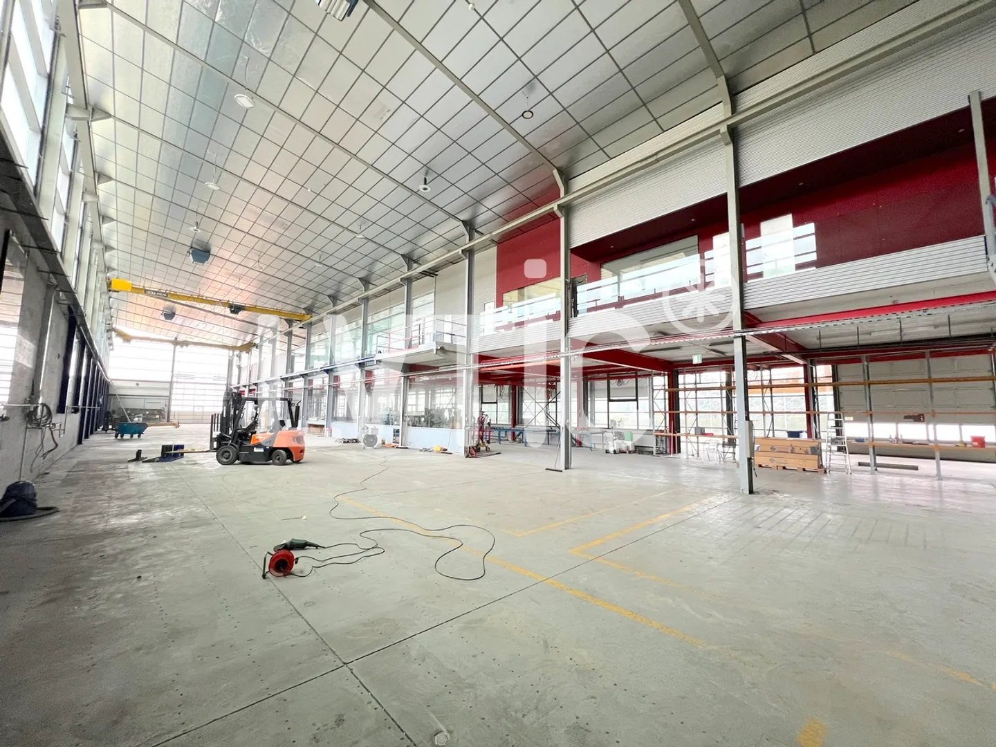 Halle industrielle, bureaux de 3200 m2 à louer à Avry-sur-Matran - Photo 2 sur 5