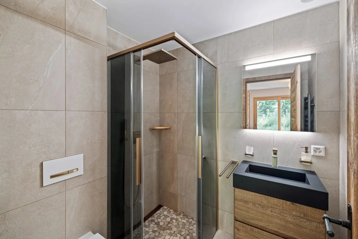 Luxury Garden Level Apartment on the Edge of the Golf Course in Crans-Montana - Photo 6 of 7