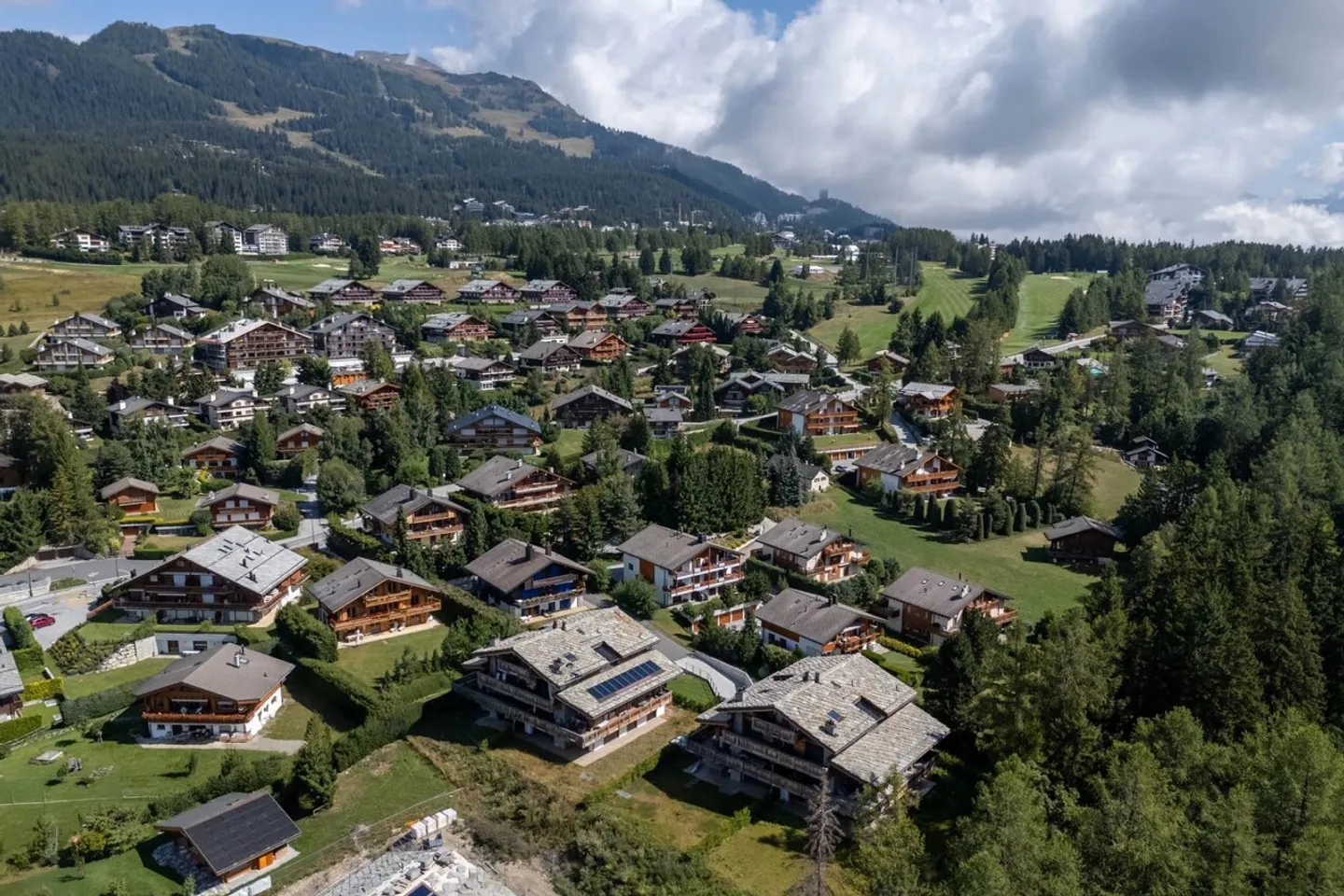 Luxury Garden Level Apartment on the Edge of the Golf Course in Crans-Montana - Photo 7 of 7