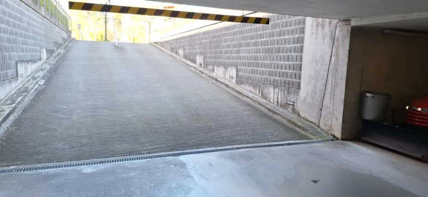 Zürich-Nord Parking Spaces in Collective Garage - Photo 3 of 5