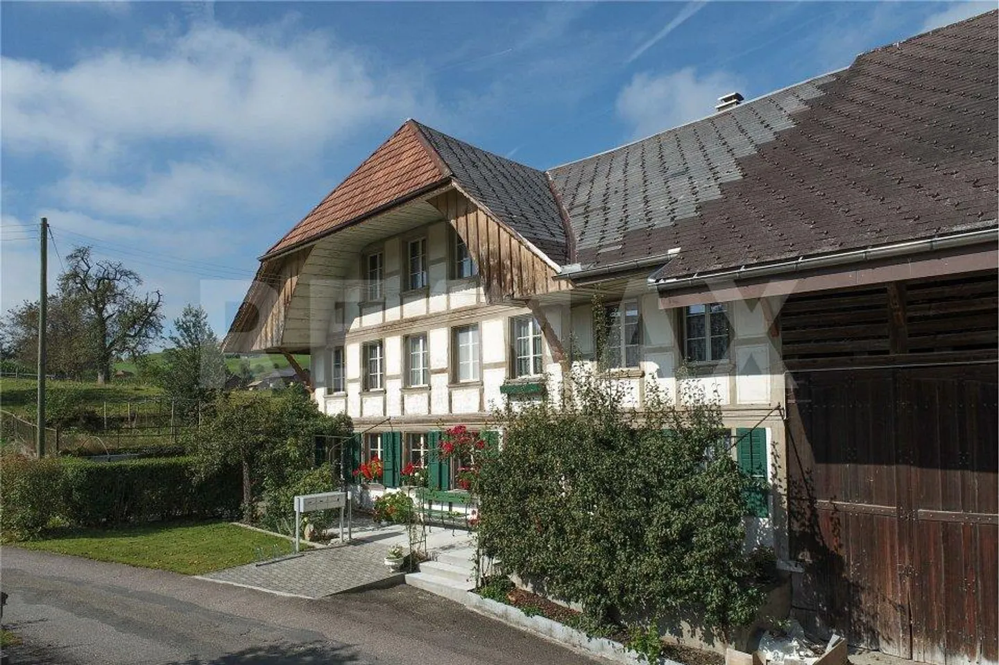 Ferme imposante - 3 appartements, grande section économique; Terrain à bâtir... - Photo 1 sur 10