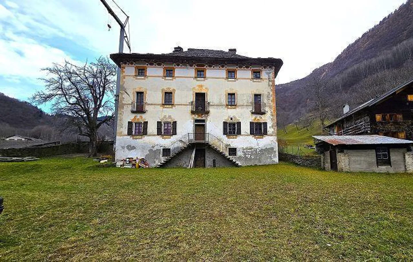 Historic house with 12 rooms, large land and beautiful open view - Photo 1 of 13
