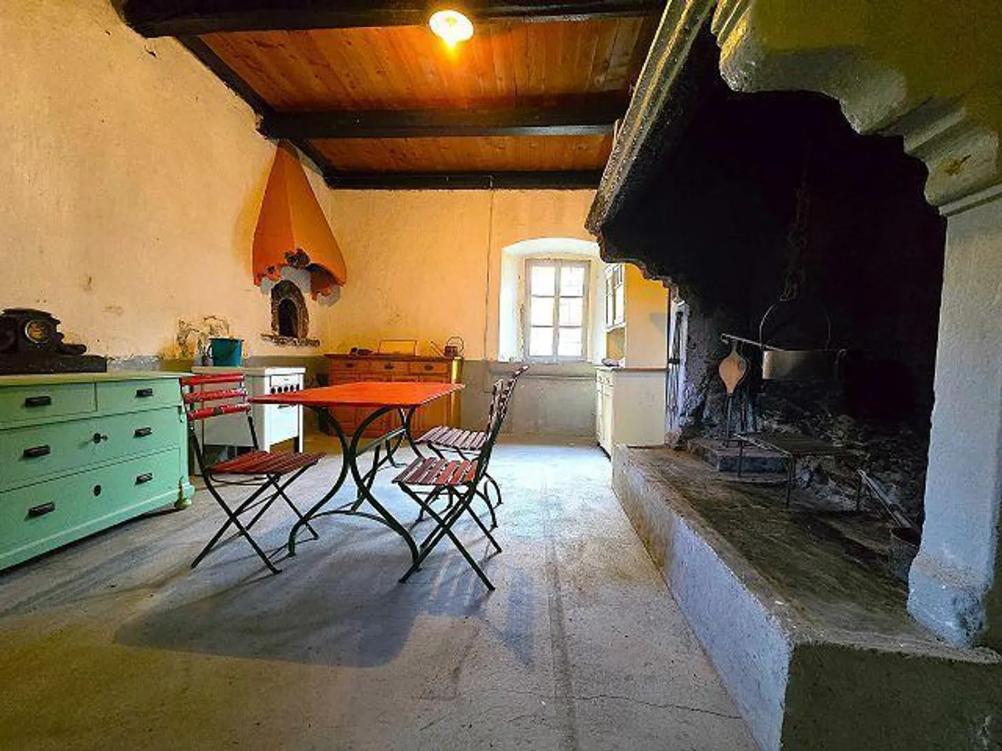 Historic house with 12 rooms, large land and beautiful open view - Photo 5 of 13