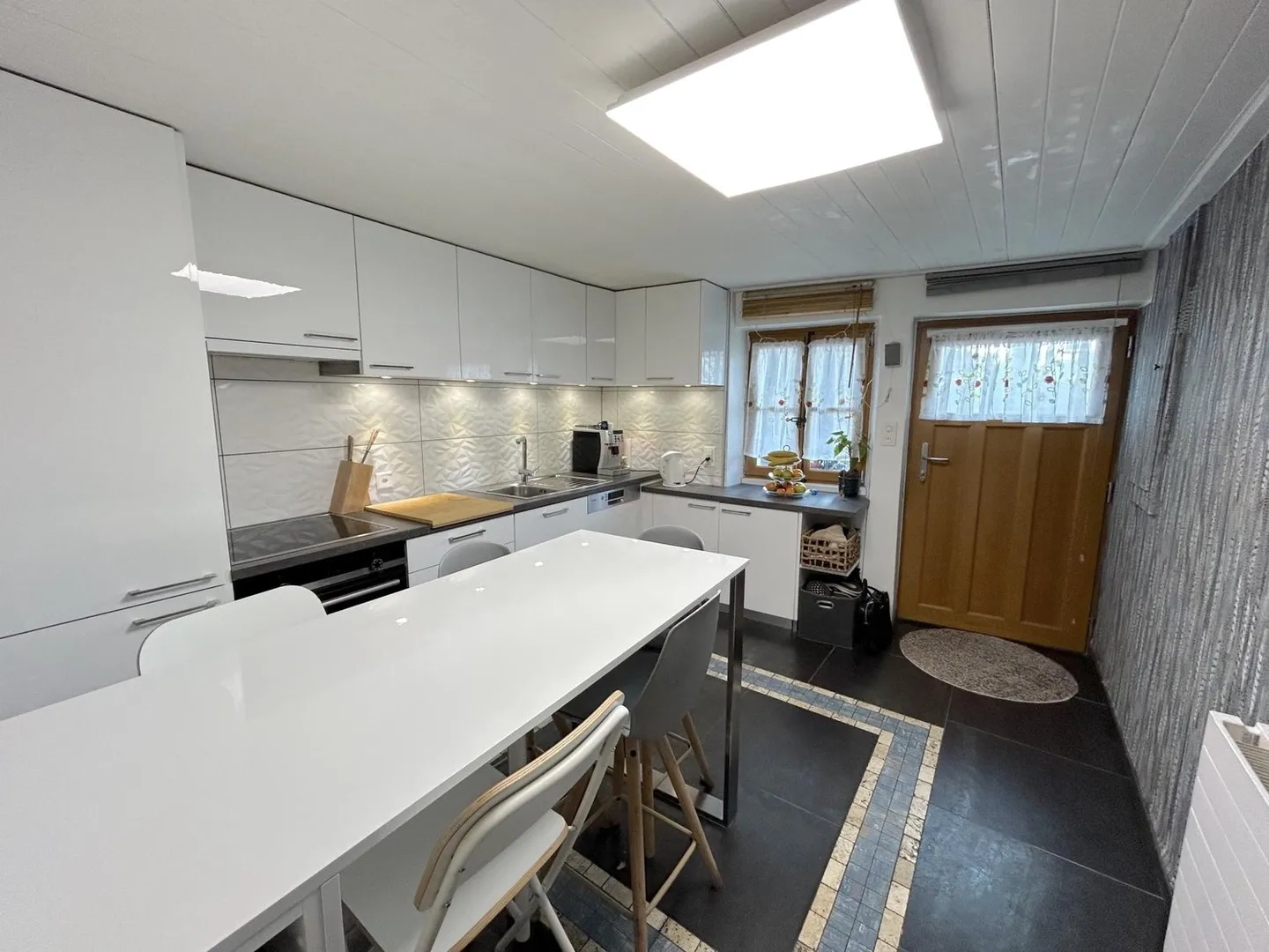 Exclusivity Charming House in a Quiet Location - Photo 3 of 7