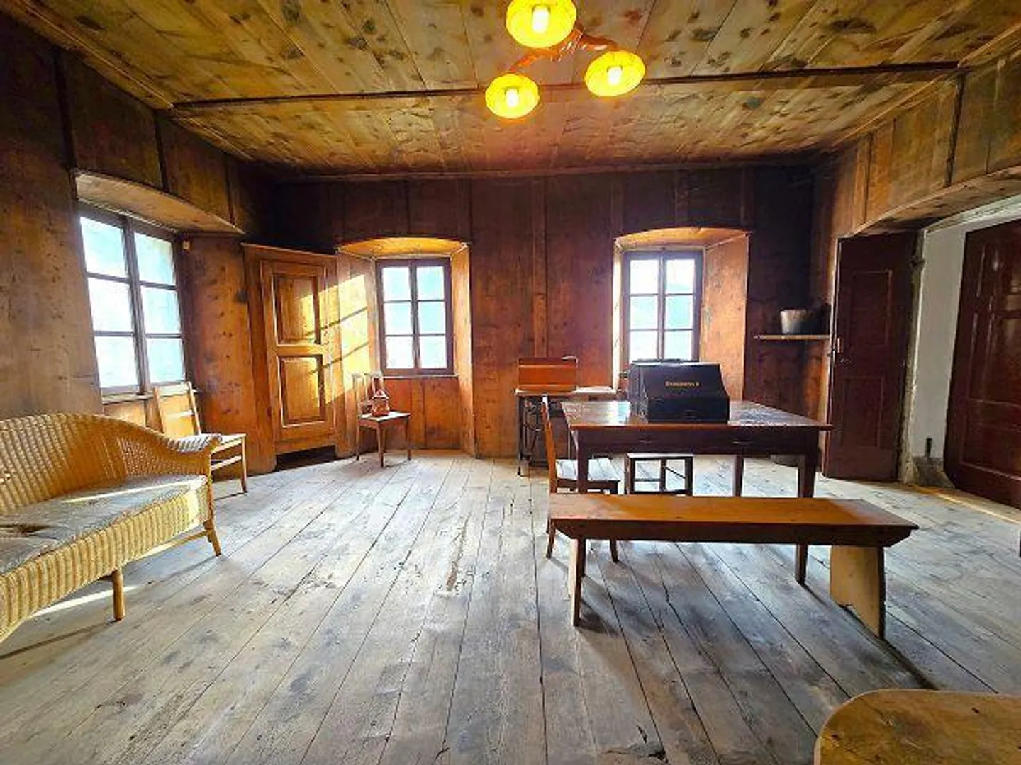 Historic house with 12 rooms, large land and beautiful open view - Photo 6 of 13