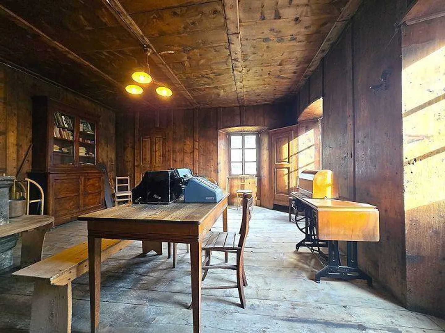 Historic house with 12 rooms, large land and beautiful open view - Photo 7 of 13