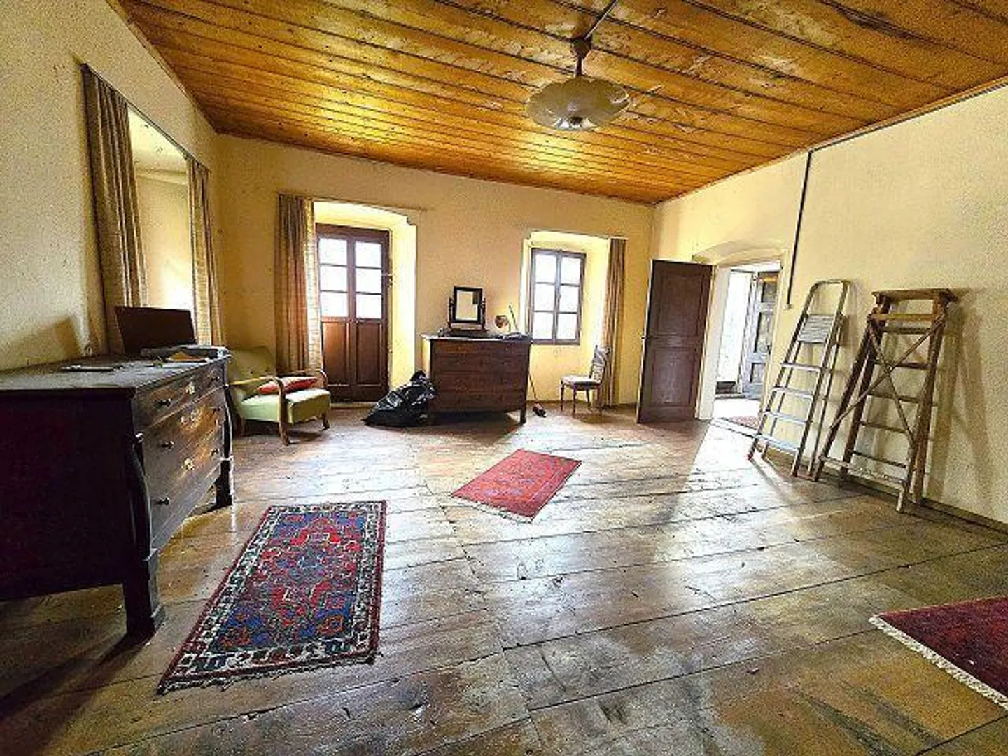 Historic house with 12 rooms, large land and beautiful open view - Photo 12 of 13