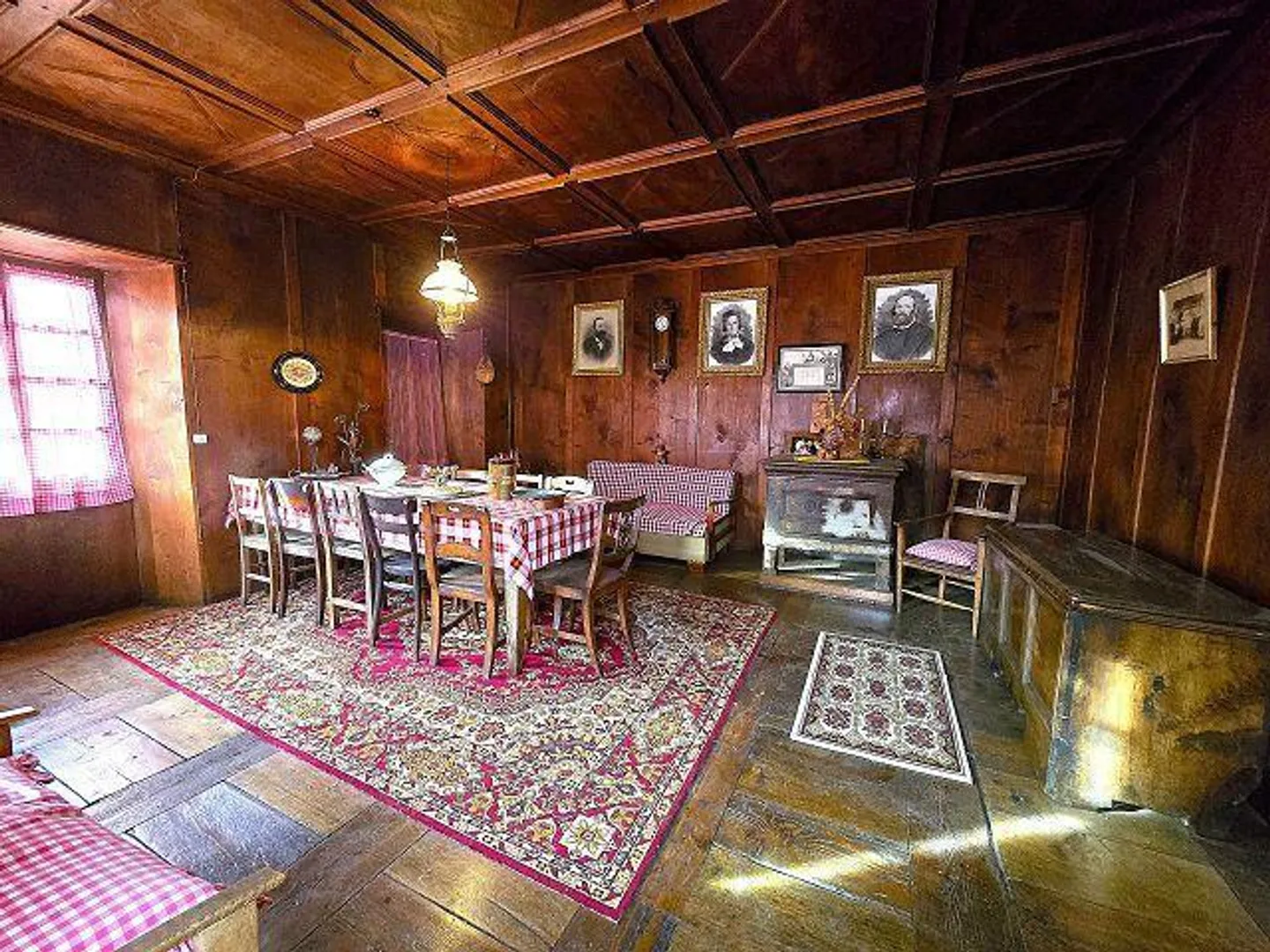 Historic house with 12 rooms, large land and beautiful open view - Photo 9 of 13