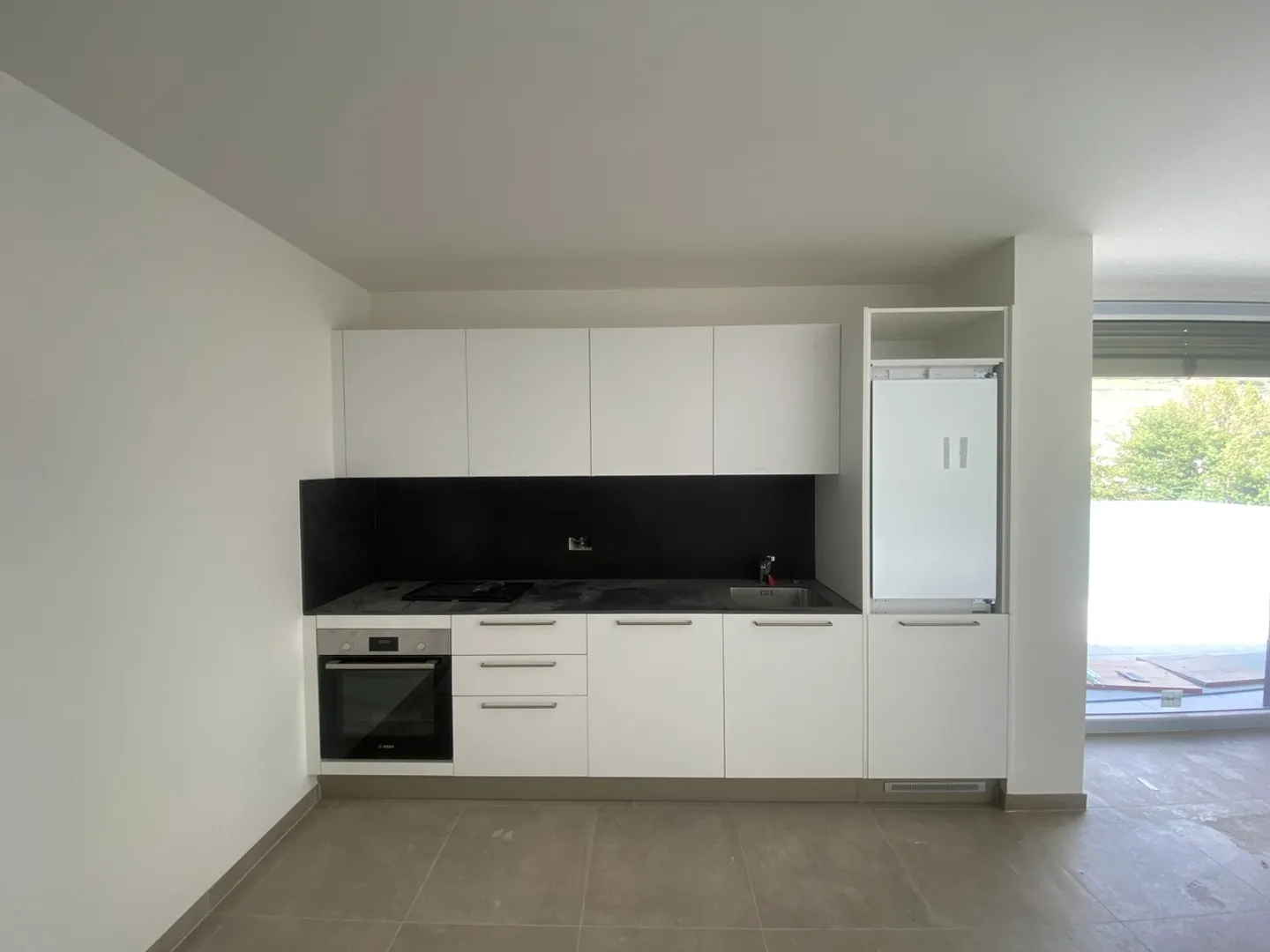 Modern Apartment with Balcony - Photo 6 of 10
