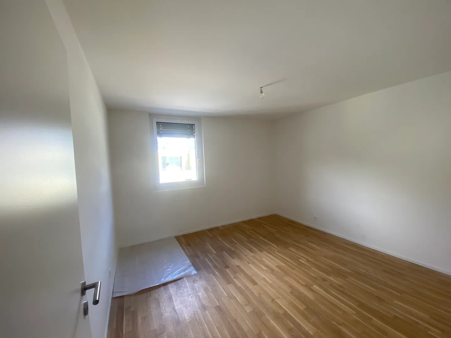 Modern Apartment with Balcony - Photo 7 of 10