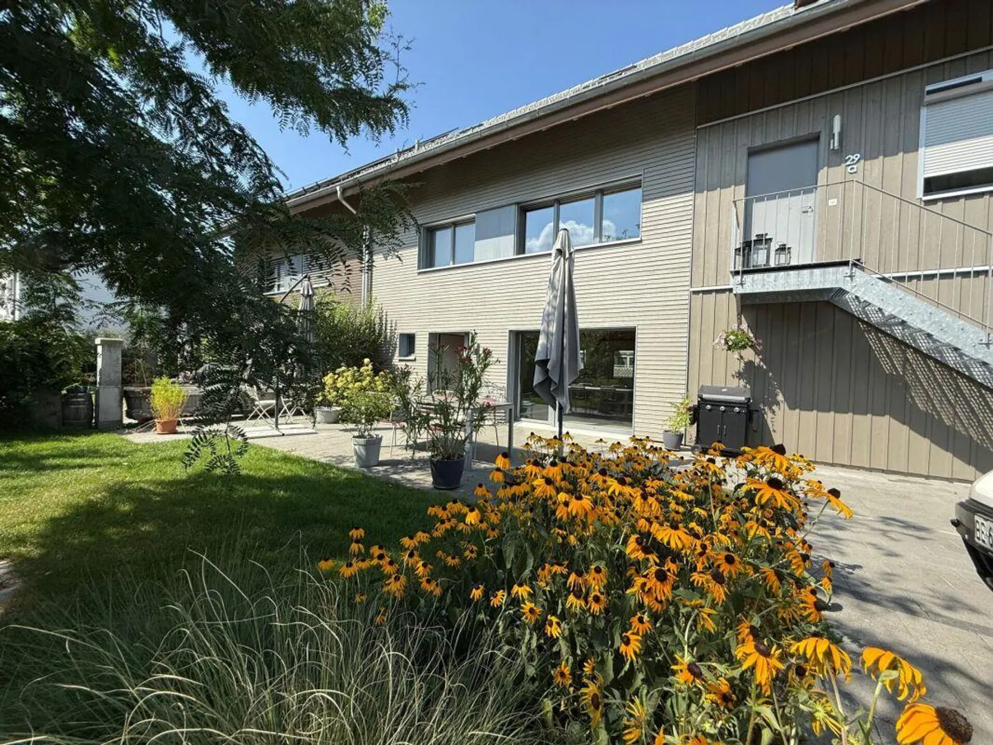 Modernes Generationenhaus mit einer 5.5-Zimmerwohnungen und einer 2.5-Zimmerwohnung - Foto 2 von 22