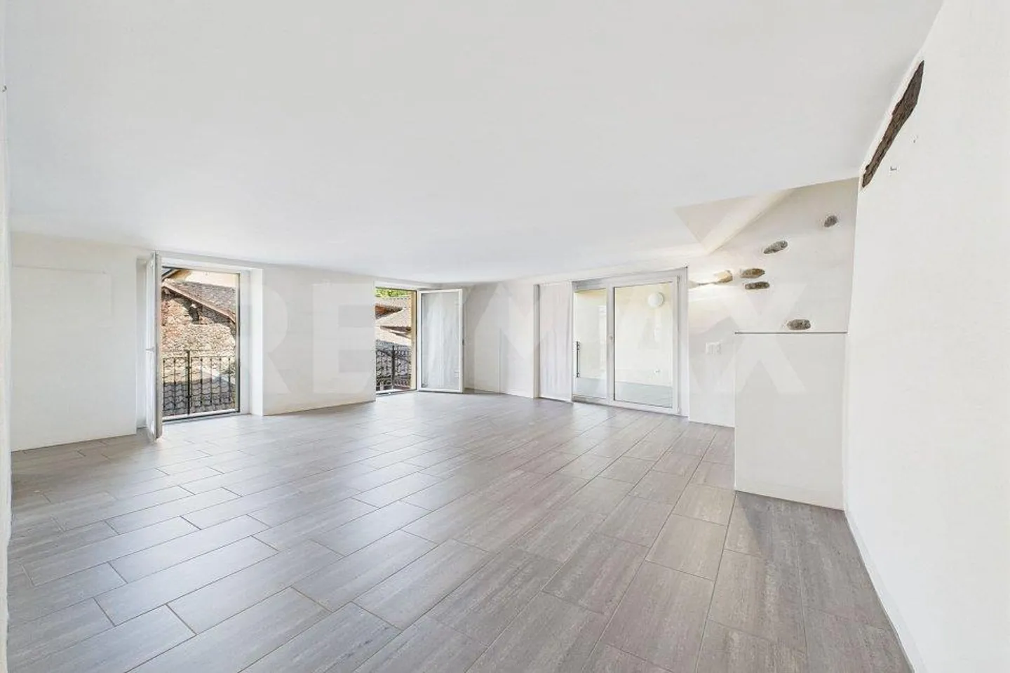 Appartamento affascinante di 2 ½ locali con 83 m² a Ponte Tresa – Ristrutturato con stile con terrazza panoramica - Foto 1 di 13