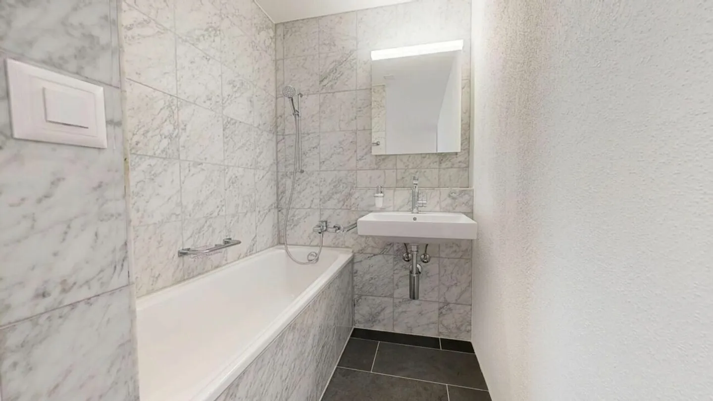 Modernes Wohnen in einer neu sanierten, lichtdurchfluteten 2,5-Zimmer-Wohnung - Photo 7 sur 17