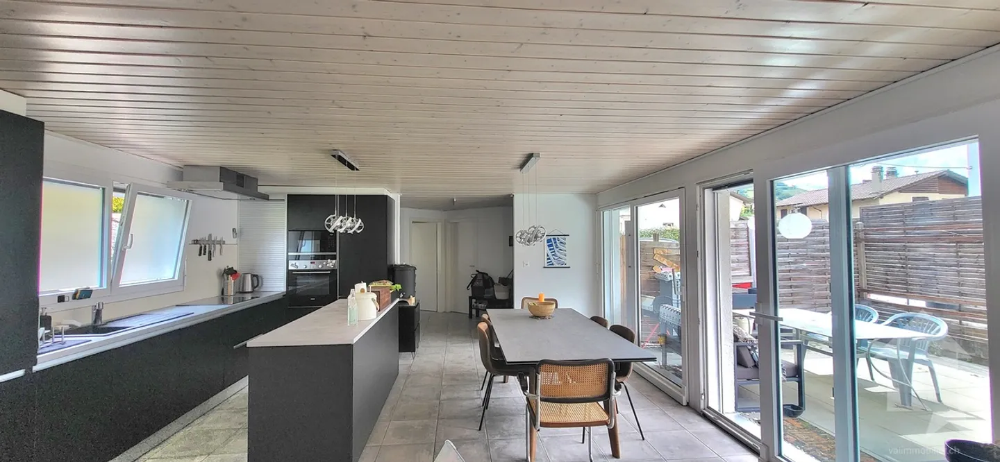 Villa / building with 2 duplex apartments of 3.5 rooms + studio - Photo 2 of 16