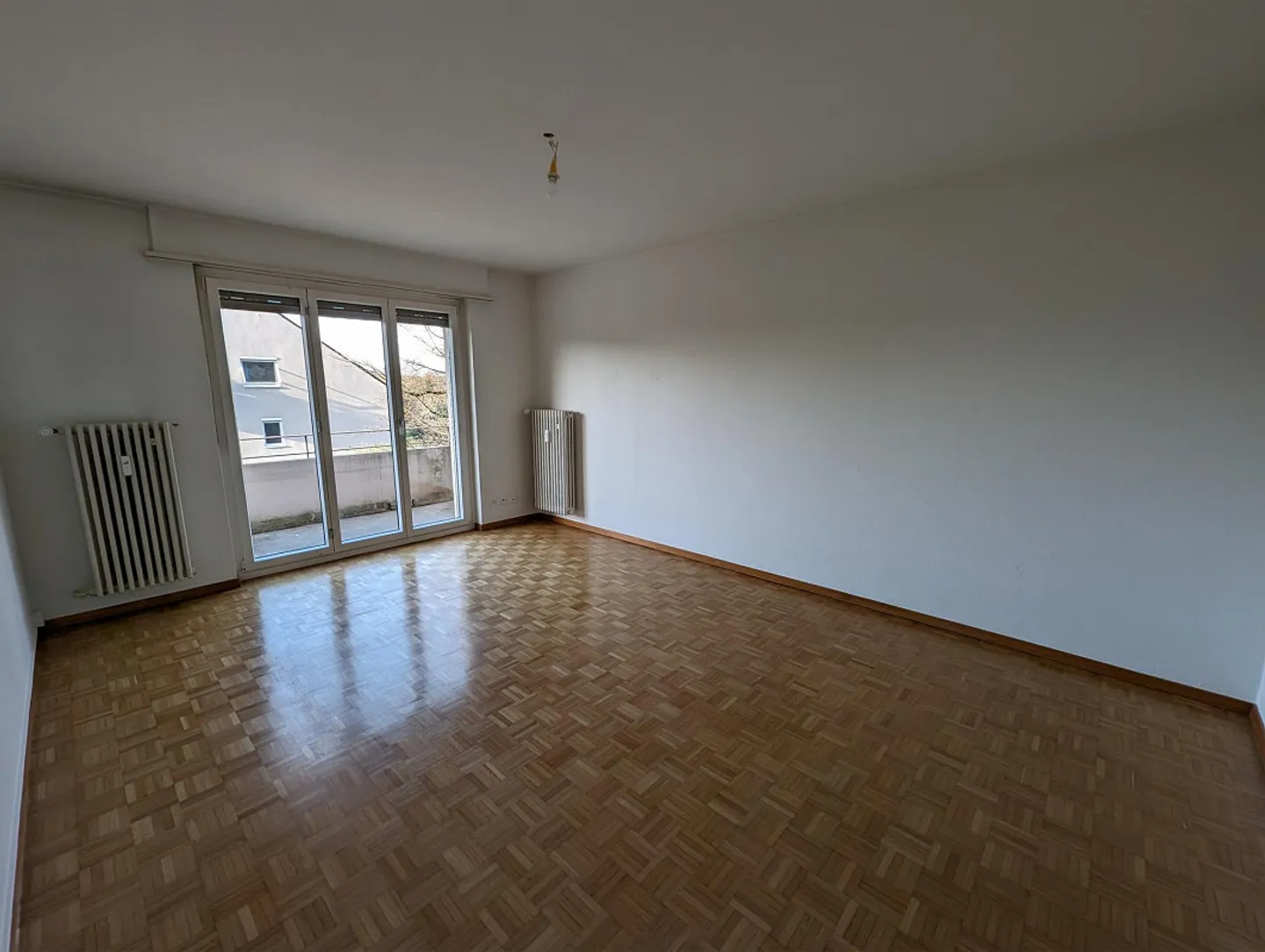Beautiful, simple 3-room apartment with 2 terraces - Photo 2 of 13