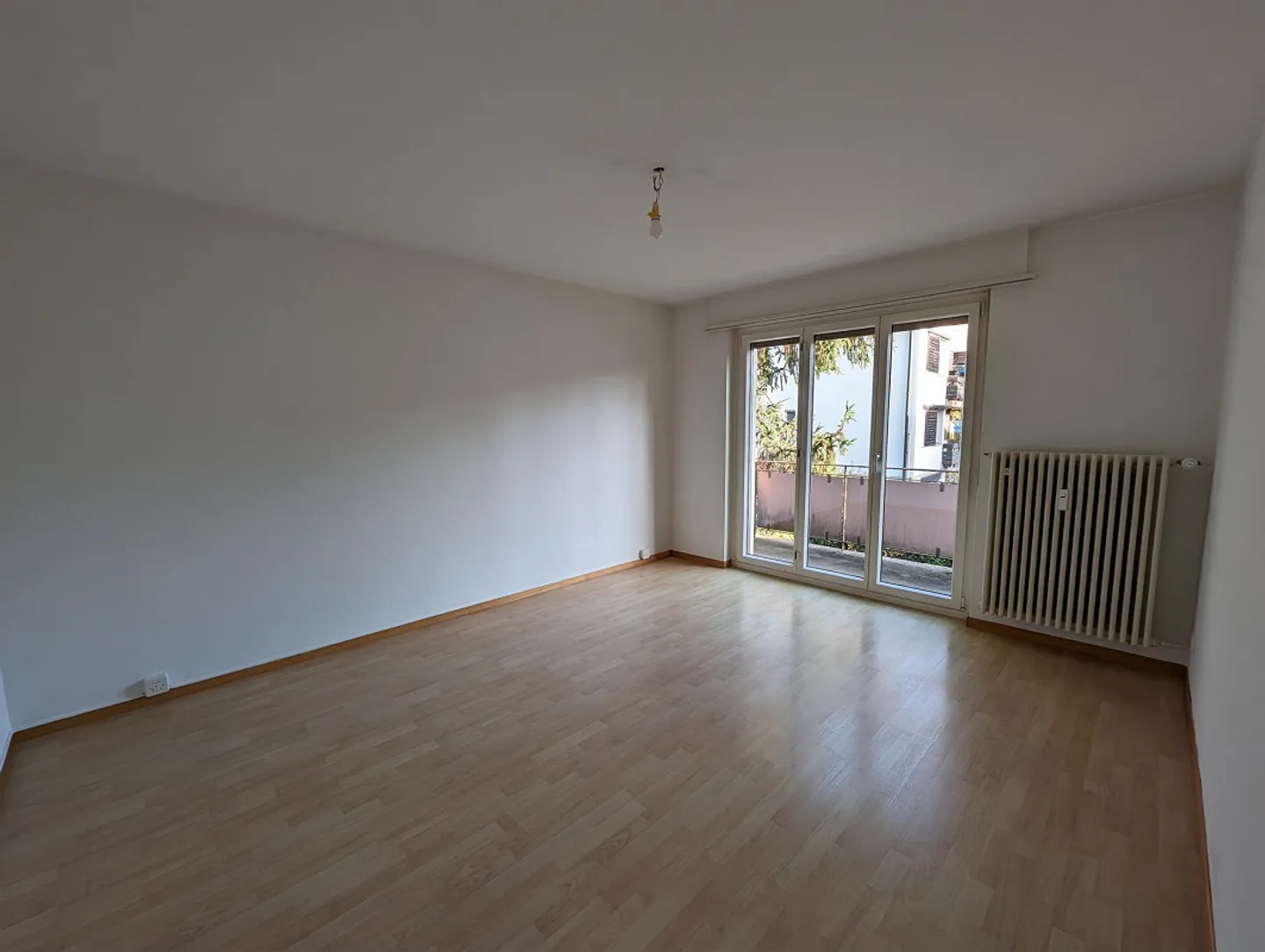 Beautiful, simple 3-room apartment with 2 terraces - Photo 4 of 13