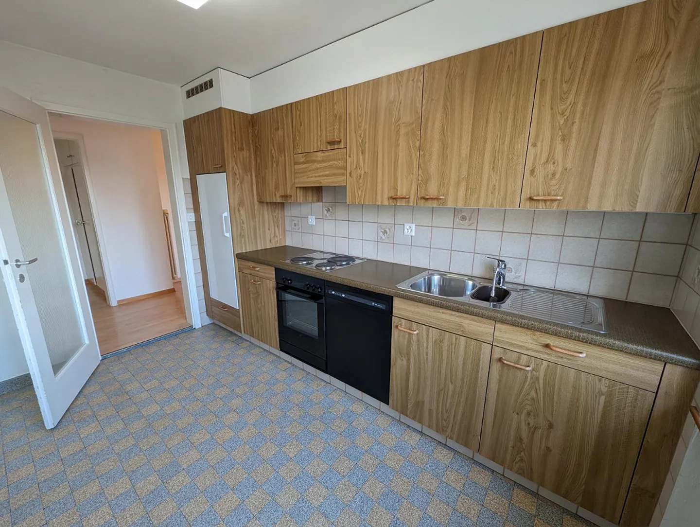 Beautiful, simple 3-room apartment with 2 terraces - Photo 8 of 13