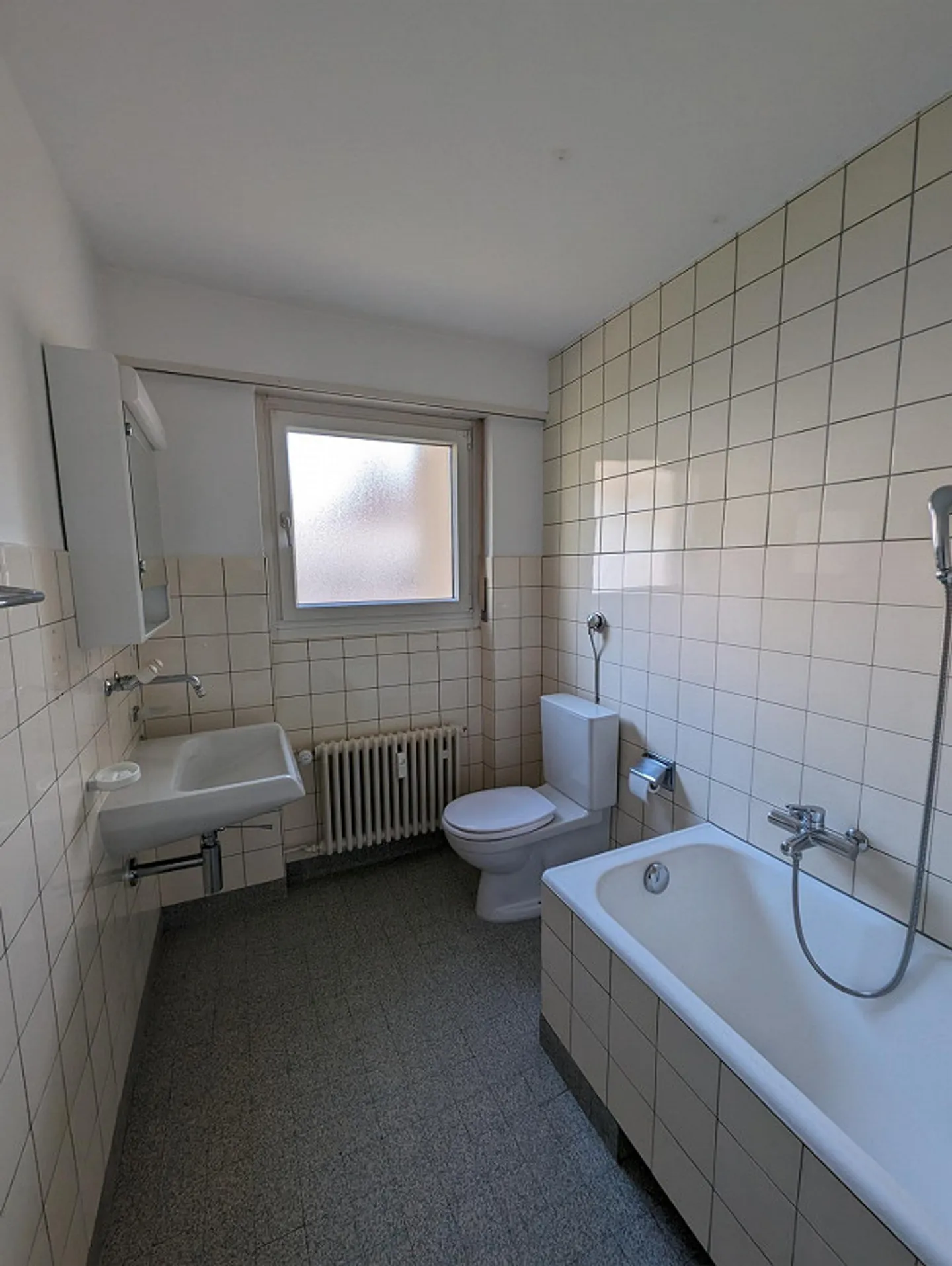 Beautiful, simple 3-room apartment with 2 terraces - Photo 9 of 13