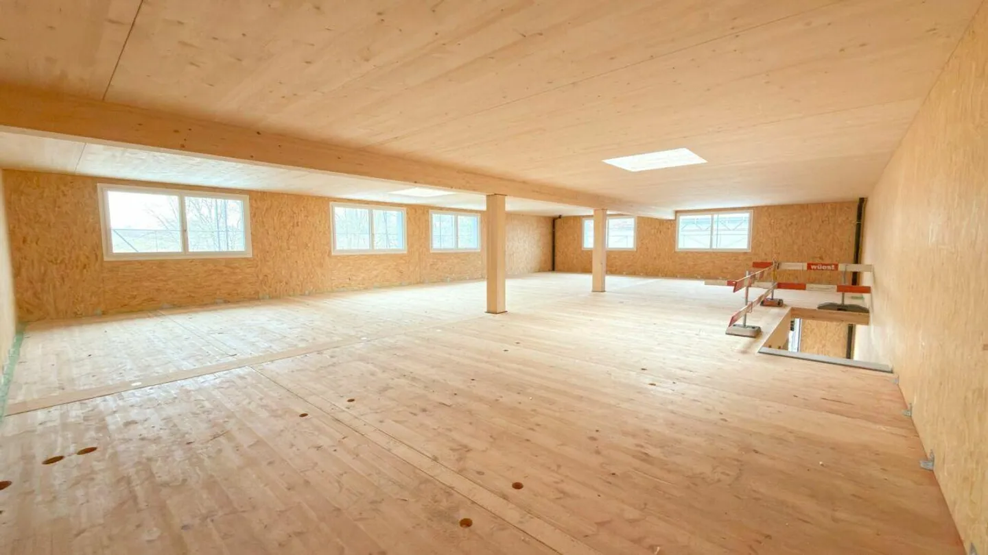 Sustainable raw construction boxes with motorway access - for office, workshop & more - Photo 2 of 7