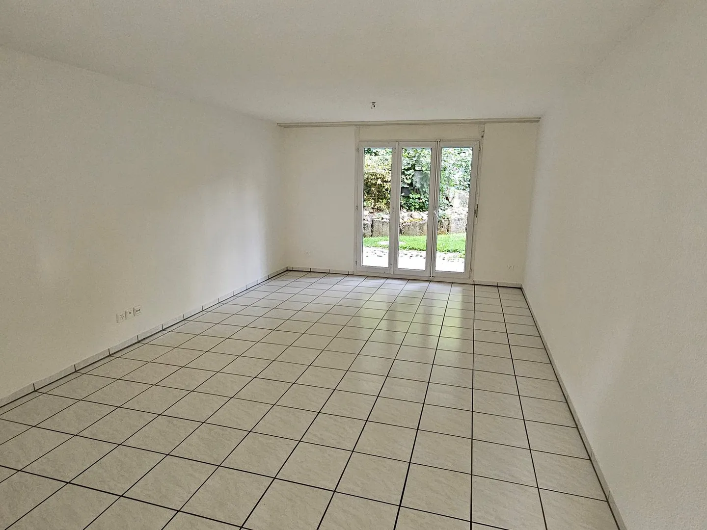 Beautiful and spacious garden apartment - Photo 3 of 8