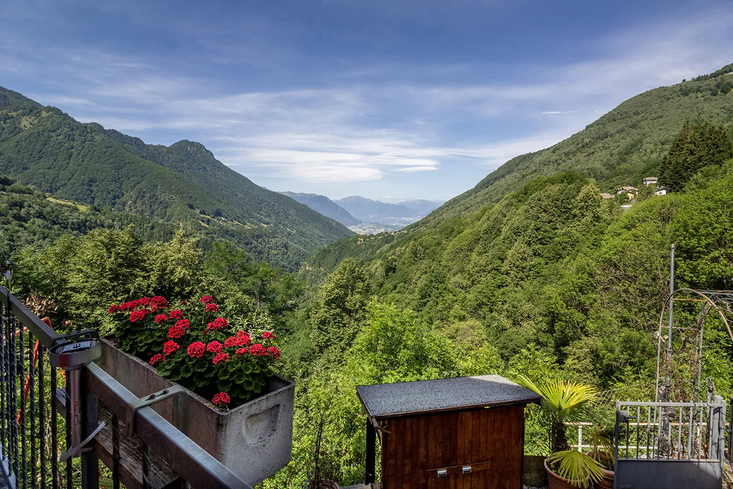 Single-family house with stunning lake and mountain views - Photo 3 of 10