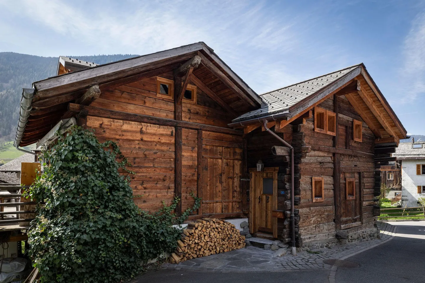 Chalet for sale - Photo 1 of 18