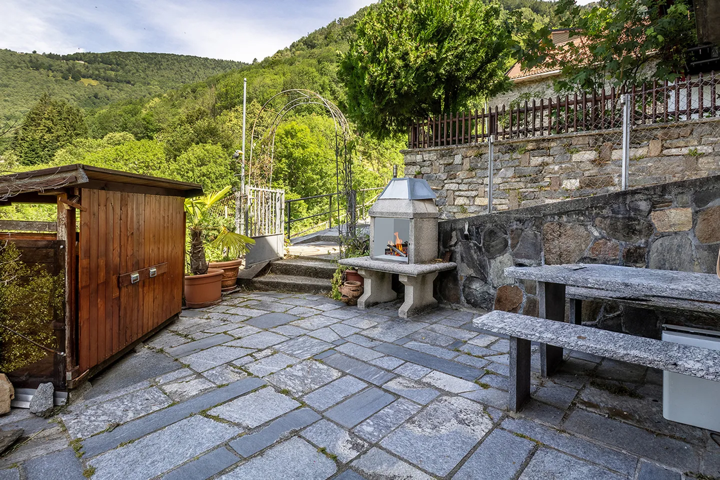 Single-family house with stunning lake and mountain views - Photo 9 of 10