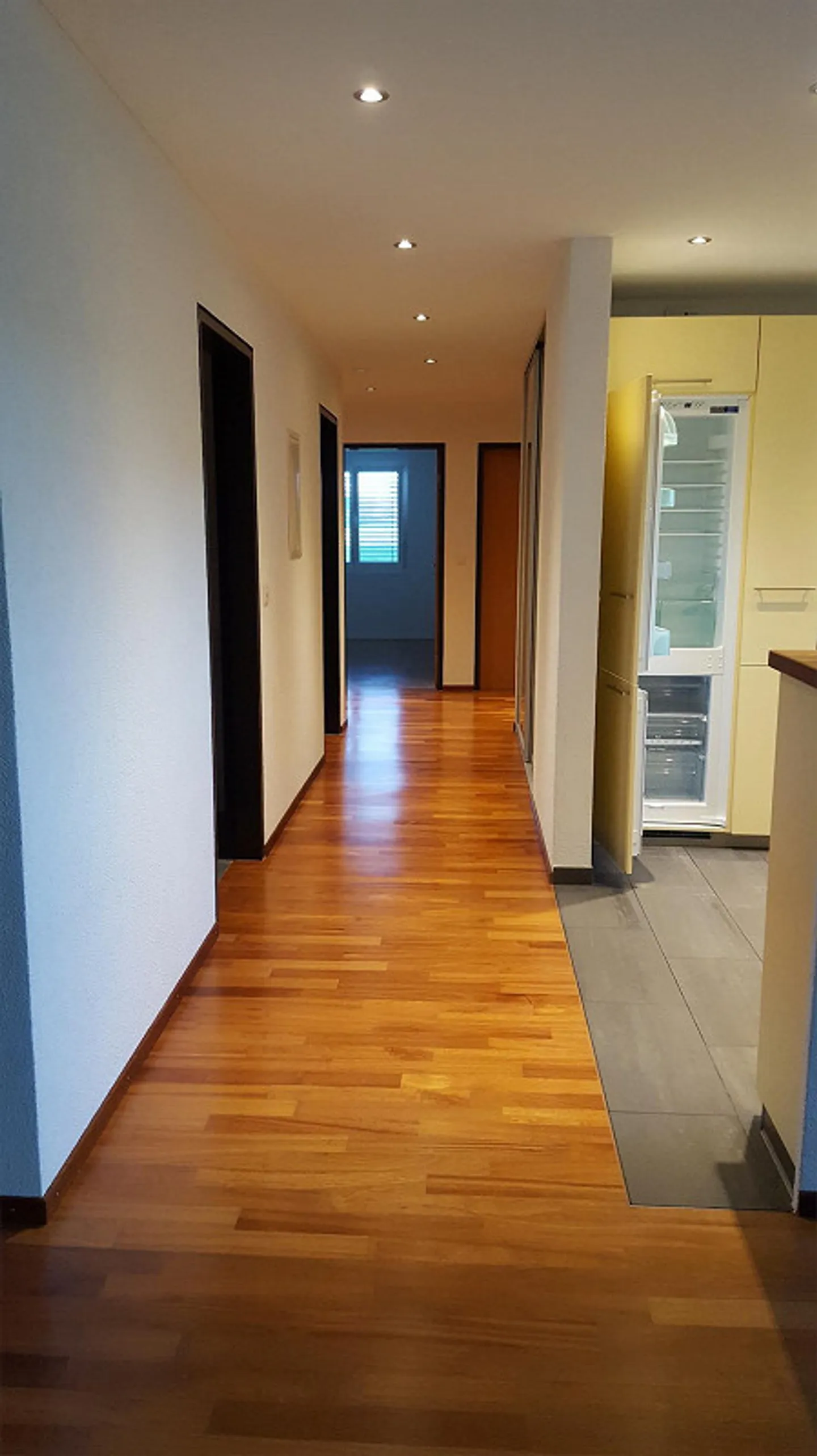 Appartement spacieux de 4½ pièces au rez-de-chaussée avec finition de haute qualité - Photo 3 sur 15