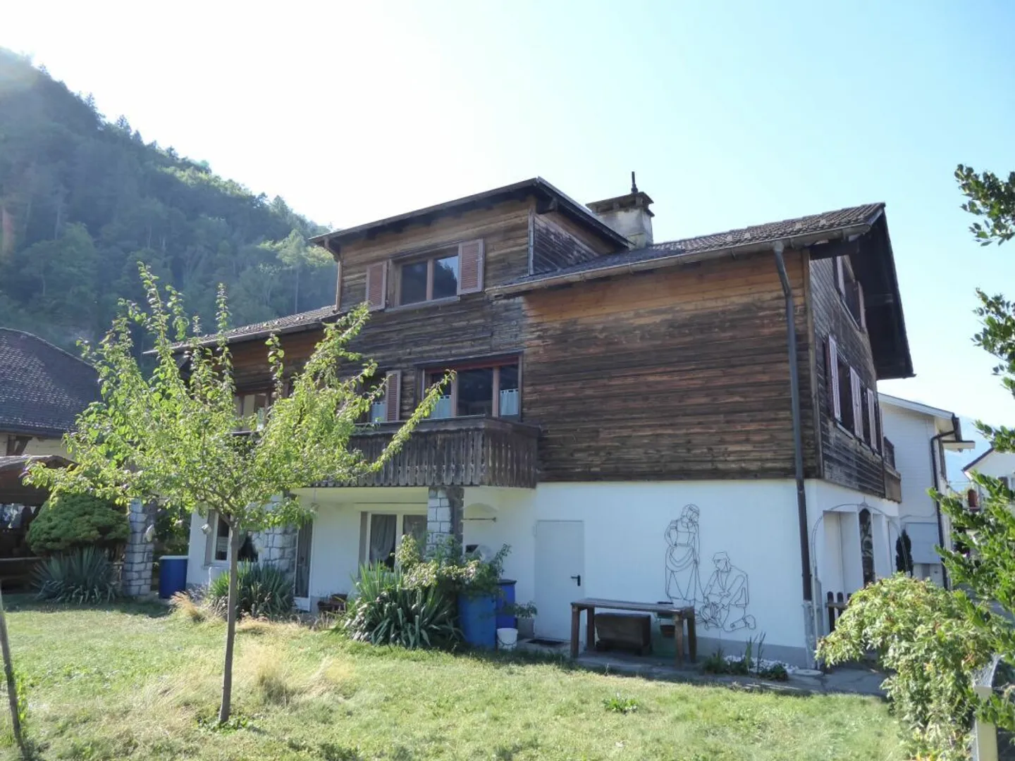 freistehendes Zweifamilienhaus mit Garagen und grosszügigem Umschwung - Foto 1 von 26