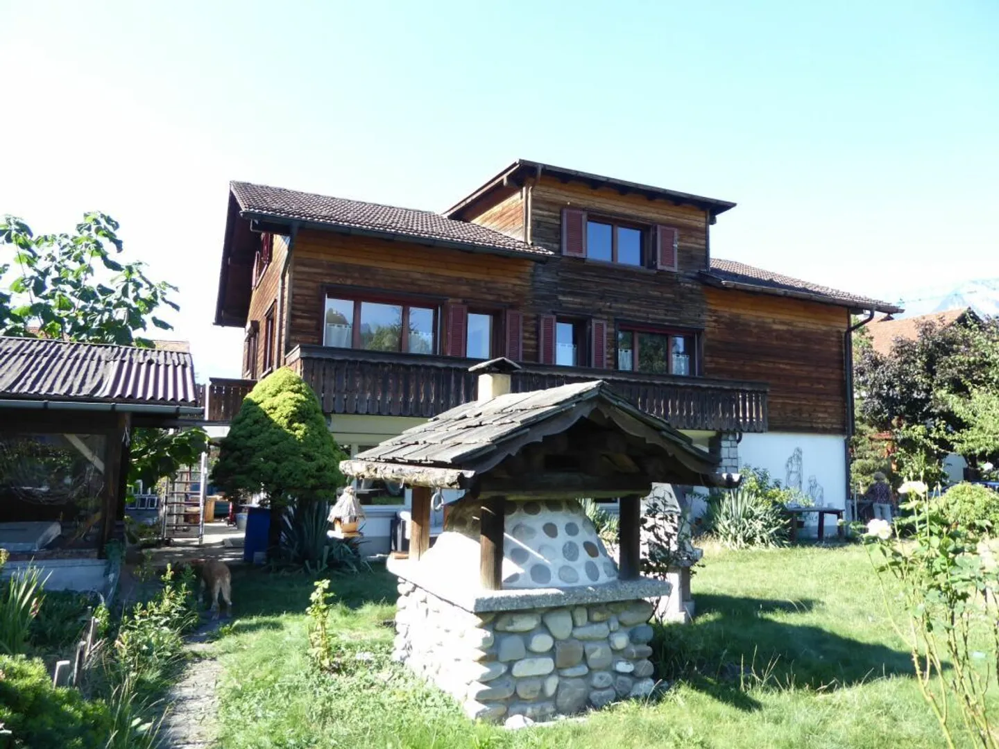 freistehendes Zweifamilienhaus mit Garagen und grosszügigem Umschwung - Foto 2 von 26