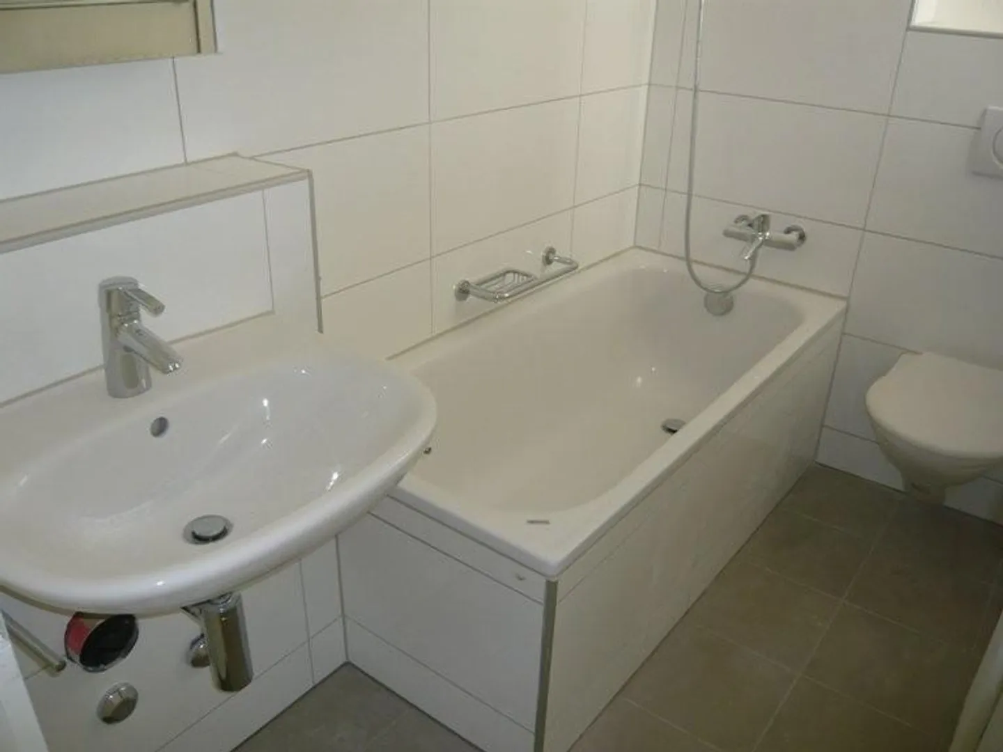 RENT WITHOUT DEPOSIT - Living centrally yet in greenery - Photo 3 of 6