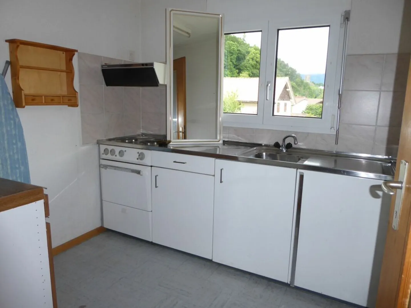 freistehendes Zweifamilienhaus mit Garagen und grosszügigem Umschwung - Foto 16 von 26
