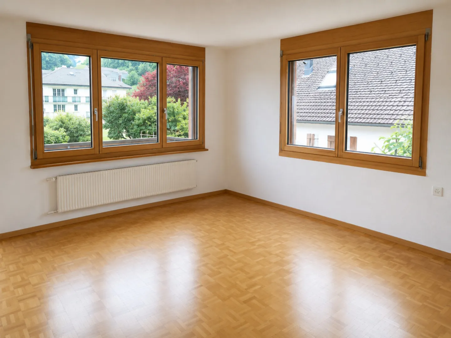 freistehendes Zweifamilienhaus mit Garagen und grosszügigem Umschwung - Foto 11 von 26