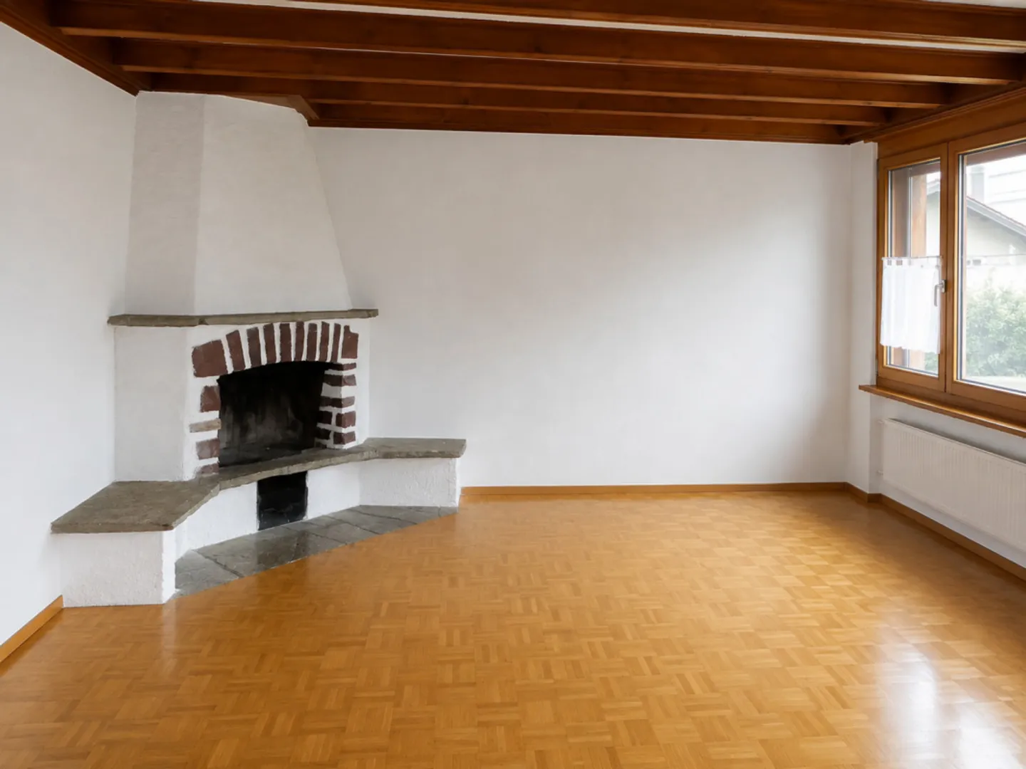 freistehendes Zweifamilienhaus mit Garagen und grosszügigem Umschwung - Foto 10 von 26