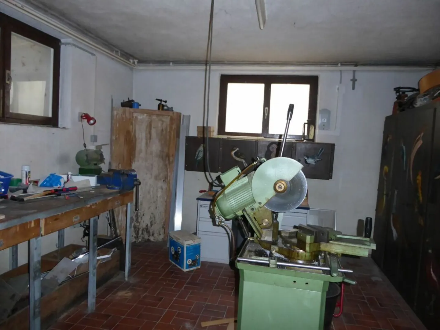 freistehendes Zweifamilienhaus mit Garagen und grosszügigem Umschwung - Foto 20 von 26