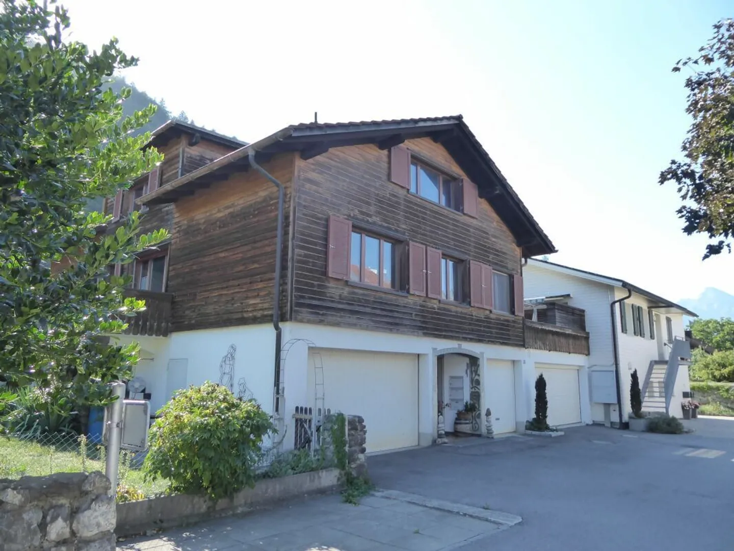 freistehendes Zweifamilienhaus mit Garagen und grosszügigem Umschwung - Foto 22 von 26