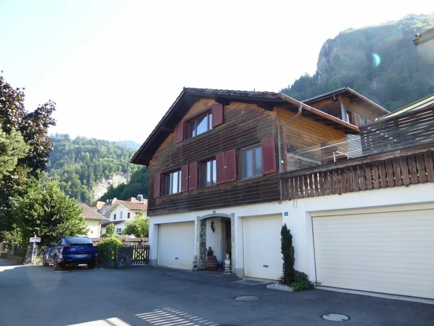 freistehendes Zweifamilienhaus mit Garagen und grosszügigem Umschwung - Foto 23 von 26